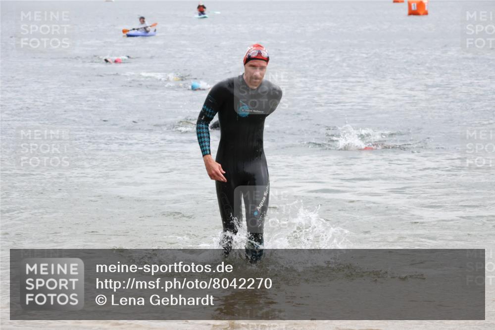 21.06.2025 - 27. Vierlanden-Triathlon Lena Gebhardt http://msf.ph/oto/8042270 15.06.2025 13:20:09 Schwimmen 1249, 1253, 1266, 1317 meine-sportfotos.de
