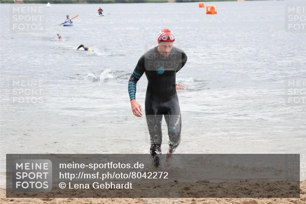21.06.2025 - 27. Vierlanden-Triathlon Lena Gebhardt http://msf.ph/oto/8042272 15.06.2025 13:20:10 Schwimmen 1249, 1253, 1266, 1304, 1317 meine-sportfotos.de