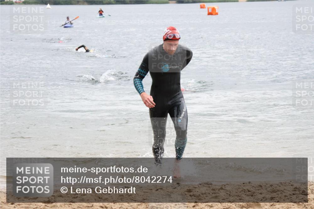 21.06.2025 - 27. Vierlanden-Triathlon Lena Gebhardt http://msf.ph/oto/8042274 15.06.2025 13:20:10 Schwimmen 1249, 1253, 1266, 1304, 1317 meine-sportfotos.de