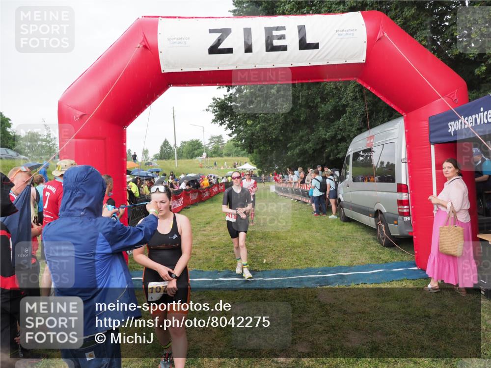 21.06.2025 - 27. Vierlanden-Triathlon MichiJ http://msf.ph/oto/8042275 15.06.2026 13:33:48 Ziel 148, 210, 1076 meine-sportfotos.de