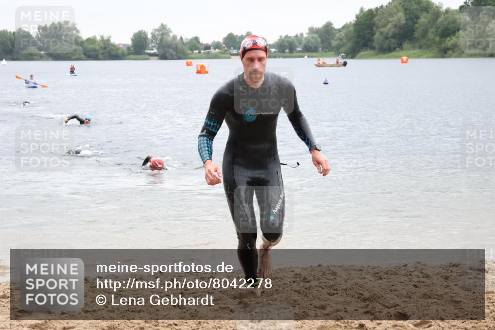 21.06.2025 - 27. Vierlanden-Triathlon Lena Gebhardt http://msf.ph/oto/8042278 15.06.2025 13:20:12 Schwimmen 1249, 1253, 1266, 1304 meine-sportfotos.de