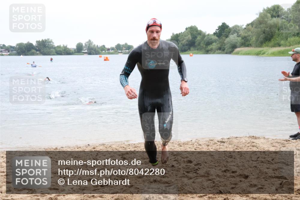 21.06.2025 - 27. Vierlanden-Triathlon Lena Gebhardt http://msf.ph/oto/8042280 15.06.2025 13:20:12 Schwimmen 1249, 1253, 1266, 1304 meine-sportfotos.de