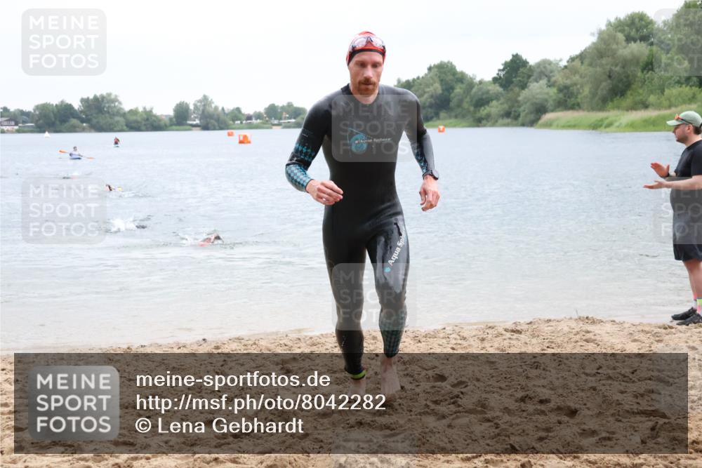 21.06.2025 - 27. Vierlanden-Triathlon Lena Gebhardt http://msf.ph/oto/8042282 15.06.2025 13:20:12 Schwimmen 1249, 1253, 1266, 1304 meine-sportfotos.de