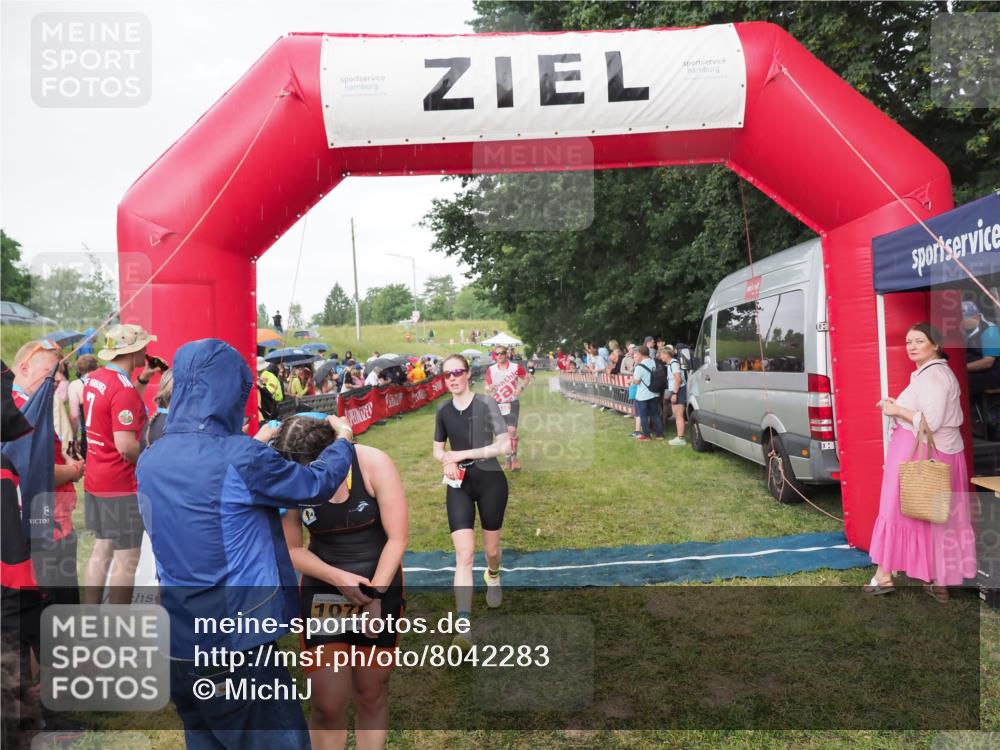 21.06.2025 - 27. Vierlanden-Triathlon MichiJ http://msf.ph/oto/8042283 15.06.2026 13:33:49 Ziel 148, 210, 1076 meine-sportfotos.de