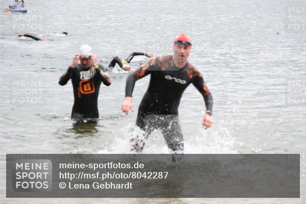 21.06.2025 - 27. Vierlanden-Triathlon Lena Gebhardt http://msf.ph/oto/8042287 15.06.2025 13:20:17 Schwimmen 1253, 1277, 1304 meine-sportfotos.de