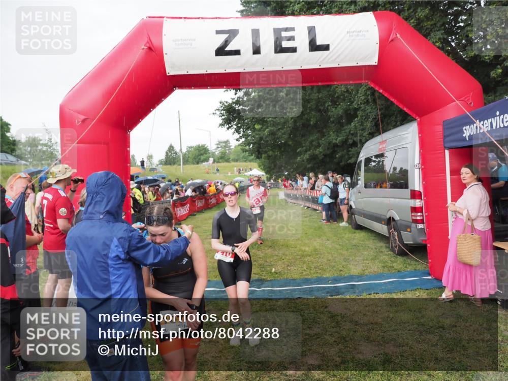 21.06.2025 - 27. Vierlanden-Triathlon MichiJ http://msf.ph/oto/8042288 15.06.2026 13:33:49 Ziel 148, 210, 1076 meine-sportfotos.de