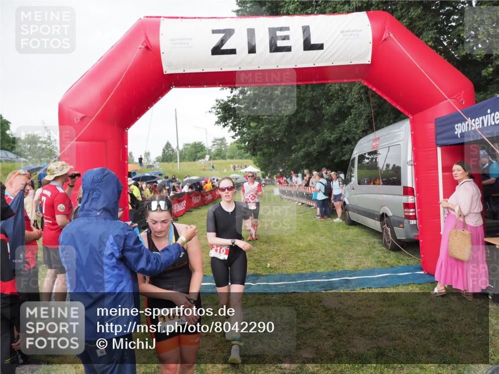 21.06.2025 - 27. Vierlanden-Triathlon MichiJ http://msf.ph/oto/8042290 15.06.2026 13:33:49 Ziel 148, 210, 1076 meine-sportfotos.de