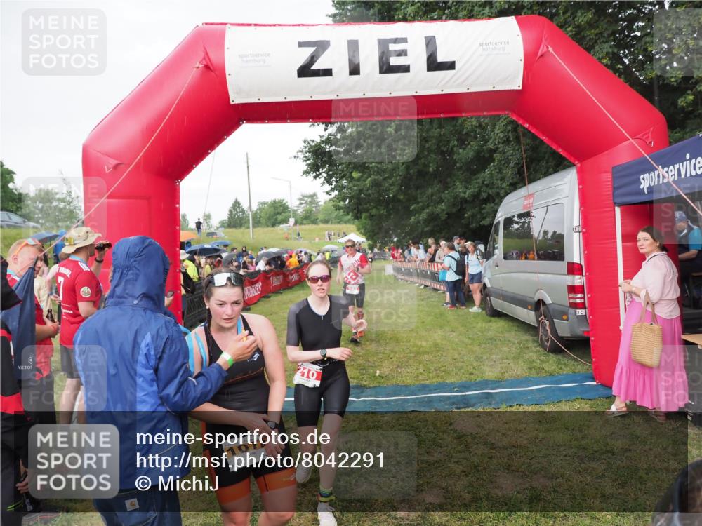 21.06.2025 - 27. Vierlanden-Triathlon MichiJ http://msf.ph/oto/8042291 15.06.2026 13:33:49 Ziel 148, 210, 1076 meine-sportfotos.de