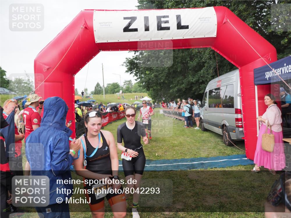 21.06.2025 - 27. Vierlanden-Triathlon MichiJ http://msf.ph/oto/8042293 15.06.2026 13:33:49 Ziel 148, 210, 1076 meine-sportfotos.de