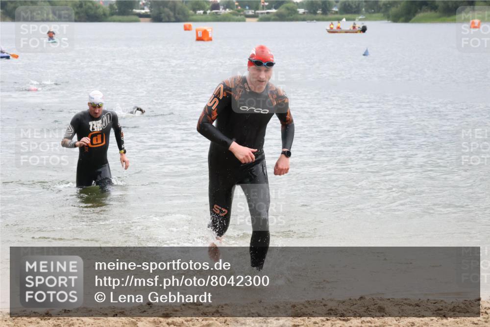 21.06.2025 - 27. Vierlanden-Triathlon Lena Gebhardt http://msf.ph/oto/8042300 15.06.2025 13:20:19 Schwimmen 1253, 1277, 1304 meine-sportfotos.de