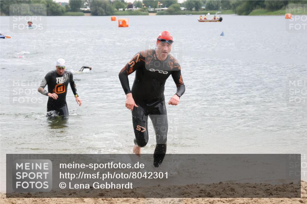 21.06.2025 - 27. Vierlanden-Triathlon Lena Gebhardt http://msf.ph/oto/8042301 15.06.2025 13:20:19 Schwimmen 1253, 1277, 1304 meine-sportfotos.de
