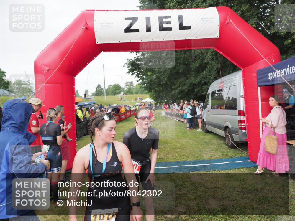 21.06.2025 - 27. Vierlanden-Triathlon MichiJ http://msf.ph/oto/8042302 15.06.2026 13:33:50 Ziel 148, 210, 1076 meine-sportfotos.de