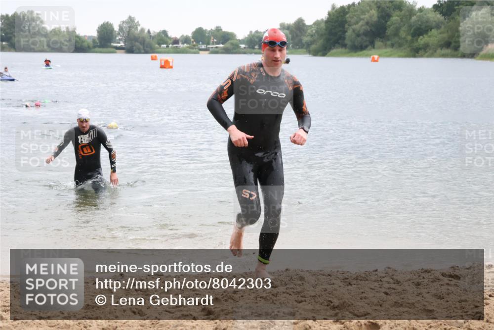 21.06.2025 - 27. Vierlanden-Triathlon Lena Gebhardt http://msf.ph/oto/8042303 15.06.2025 13:20:19 Schwimmen 1253, 1277, 1304 meine-sportfotos.de