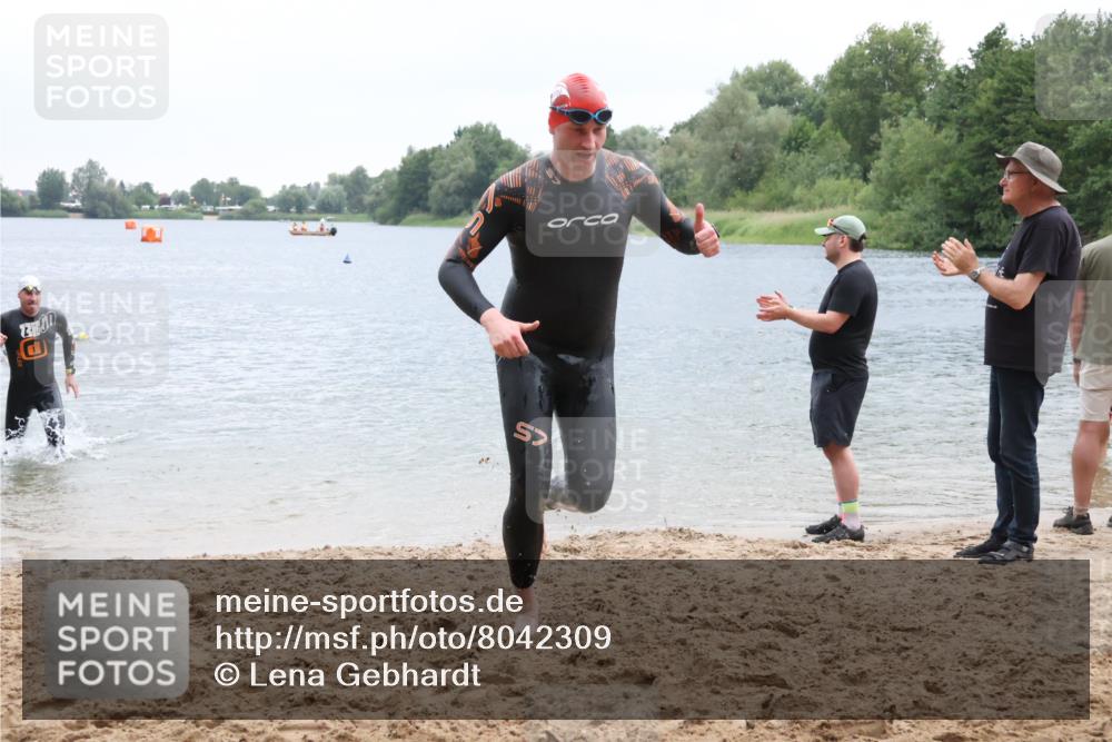 21.06.2025 - 27. Vierlanden-Triathlon Lena Gebhardt http://msf.ph/oto/8042309 15.06.2025 13:20:20 Schwimmen 1253, 1277, 1304 meine-sportfotos.de