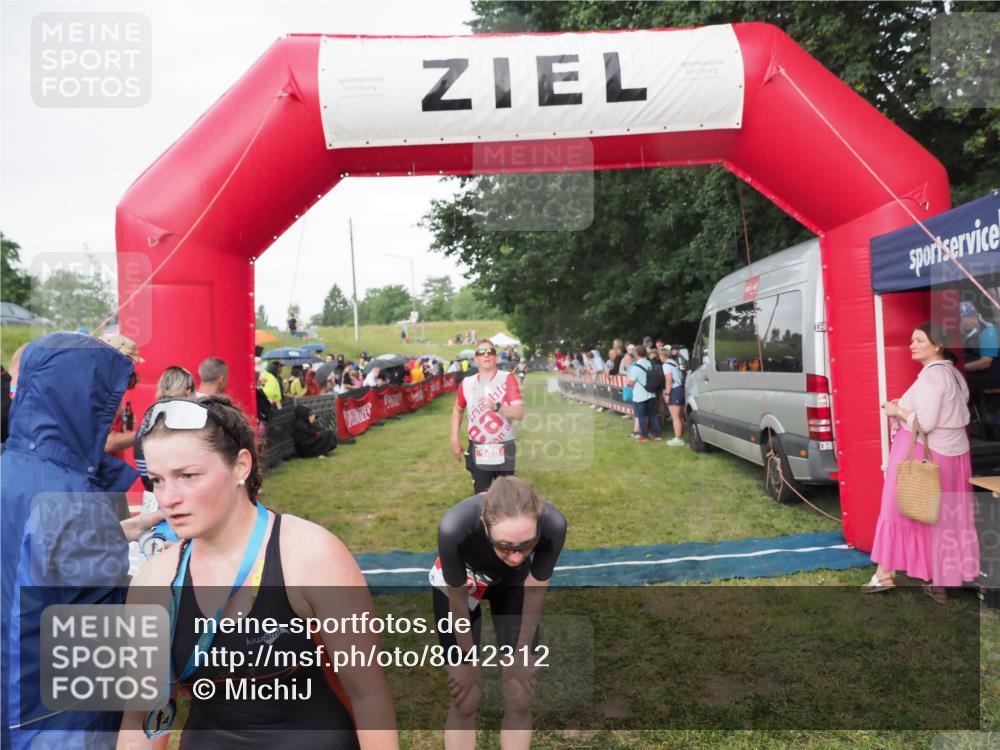 21.06.2025 - 27. Vierlanden-Triathlon MichiJ http://msf.ph/oto/8042312 15.06.2026 13:33:51 Ziel 148, 210, 1076 meine-sportfotos.de