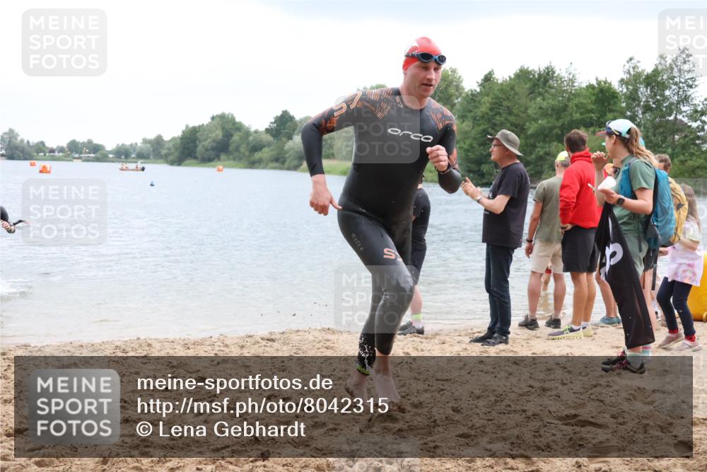 21.06.2025 - 27. Vierlanden-Triathlon Lena Gebhardt http://msf.ph/oto/8042315 15.06.2025 13:20:21 Schwimmen 1253, 1277, 1304 meine-sportfotos.de