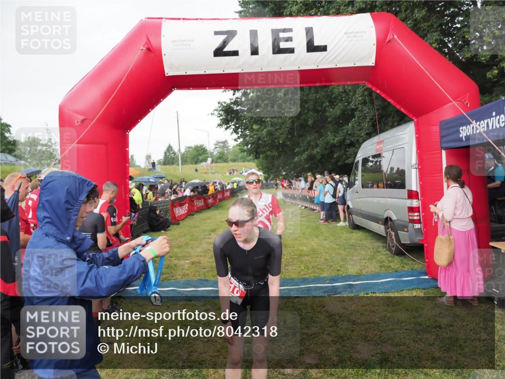 21.06.2025 - 27. Vierlanden-Triathlon MichiJ http://msf.ph/oto/8042318 15.06.2026 13:33:52 Ziel 148, 210, 1076 meine-sportfotos.de