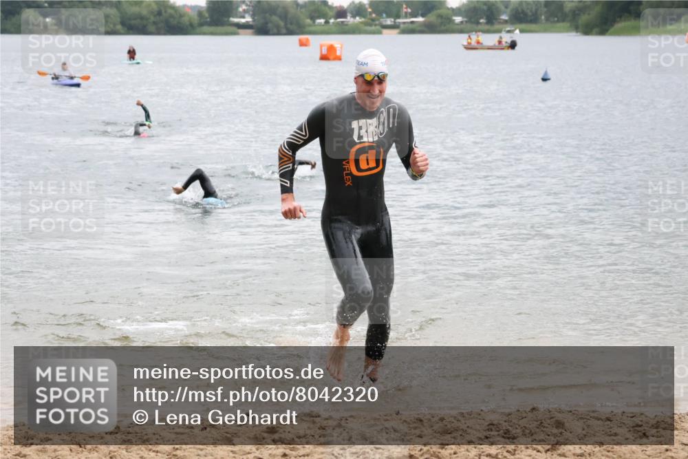 21.06.2025 - 27. Vierlanden-Triathlon Lena Gebhardt http://msf.ph/oto/8042320 15.06.2025 13:20:22 Schwimmen 1277, 1304 meine-sportfotos.de
