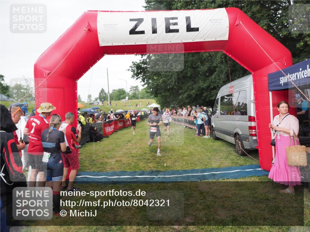 21.06.2025 - 27. Vierlanden-Triathlon MichiJ http://msf.ph/oto/8042321 15.06.2026 13:34:03 Ziel 47, 734, 857 meine-sportfotos.de