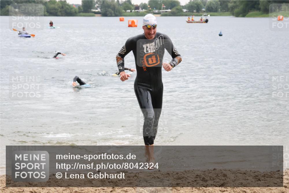 21.06.2025 - 27. Vierlanden-Triathlon Lena Gebhardt http://msf.ph/oto/8042324 15.06.2025 13:20:22 Schwimmen 1277, 1304 meine-sportfotos.de