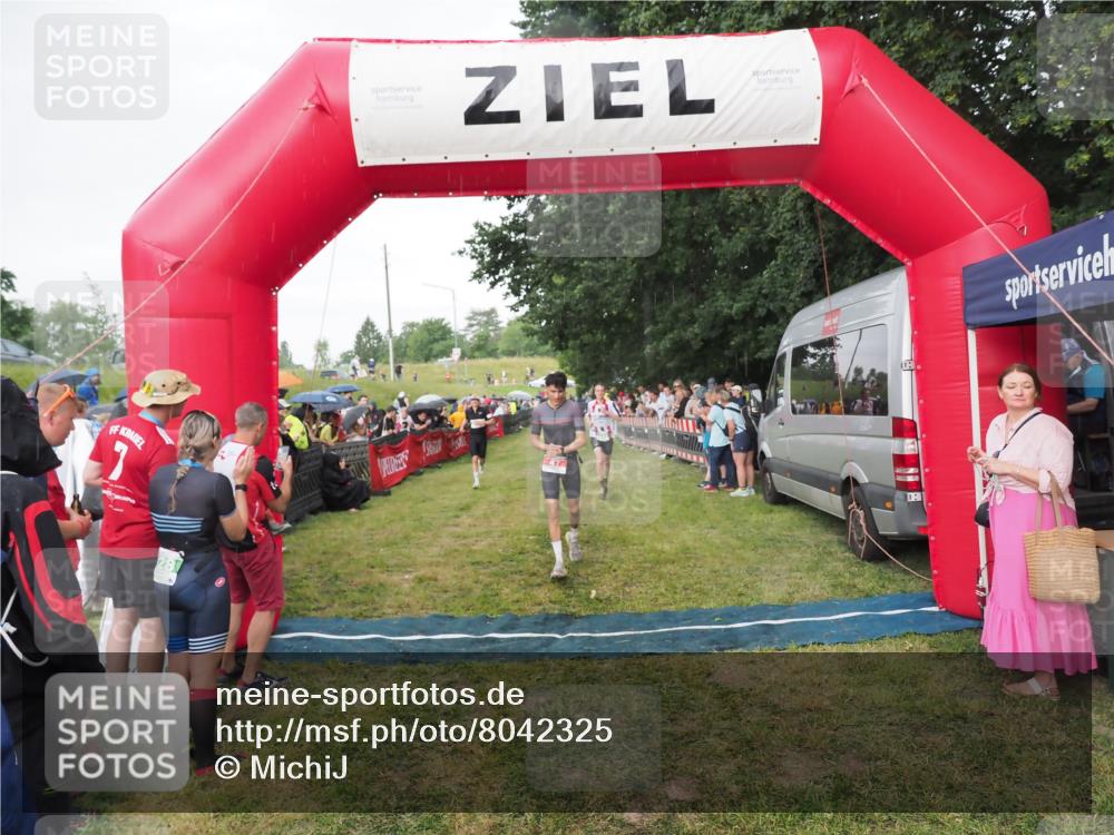 21.06.2025 - 27. Vierlanden-Triathlon MichiJ http://msf.ph/oto/8042325 15.06.2026 13:34:03 Ziel 47, 734, 857 meine-sportfotos.de