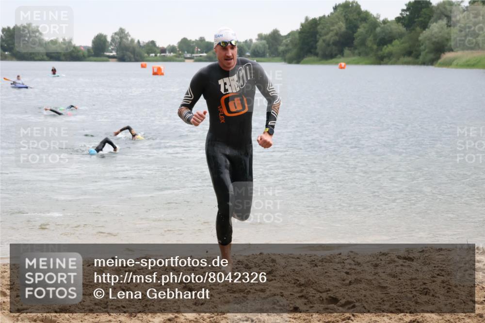 21.06.2025 - 27. Vierlanden-Triathlon Lena Gebhardt http://msf.ph/oto/8042326 15.06.2025 13:20:23 Schwimmen 1277, 1304, 1315 meine-sportfotos.de