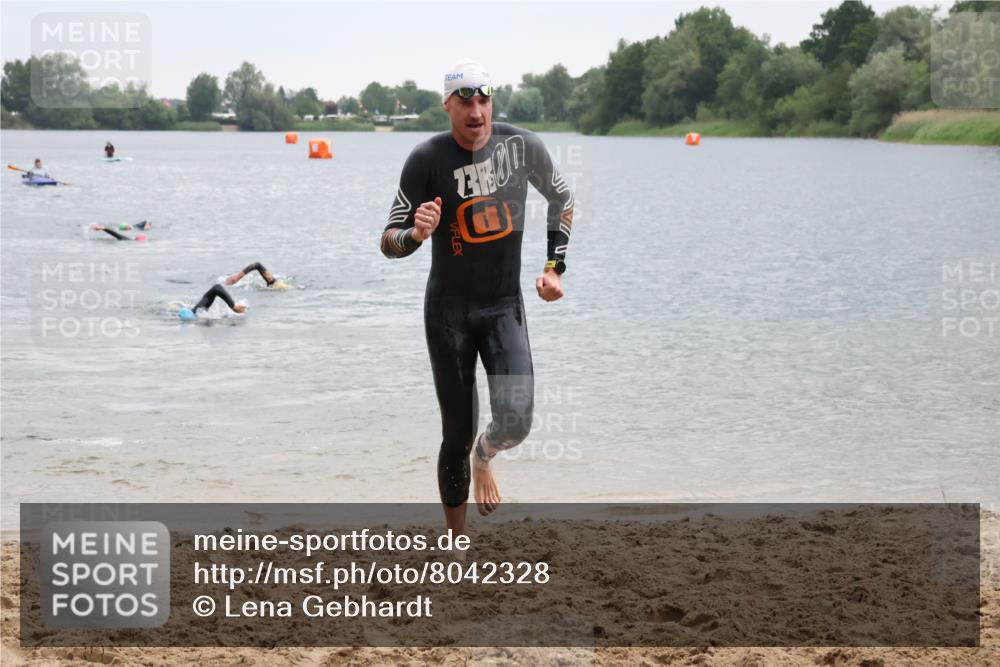 21.06.2025 - 27. Vierlanden-Triathlon Lena Gebhardt http://msf.ph/oto/8042328 15.06.2025 13:20:23 Schwimmen 1277, 1304, 1315 meine-sportfotos.de