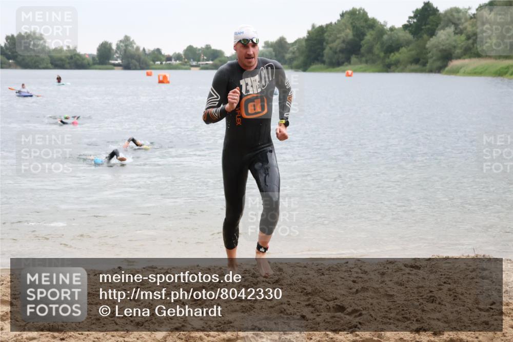21.06.2025 - 27. Vierlanden-Triathlon Lena Gebhardt http://msf.ph/oto/8042330 15.06.2025 13:20:23 Schwimmen 1277, 1304, 1315 meine-sportfotos.de
