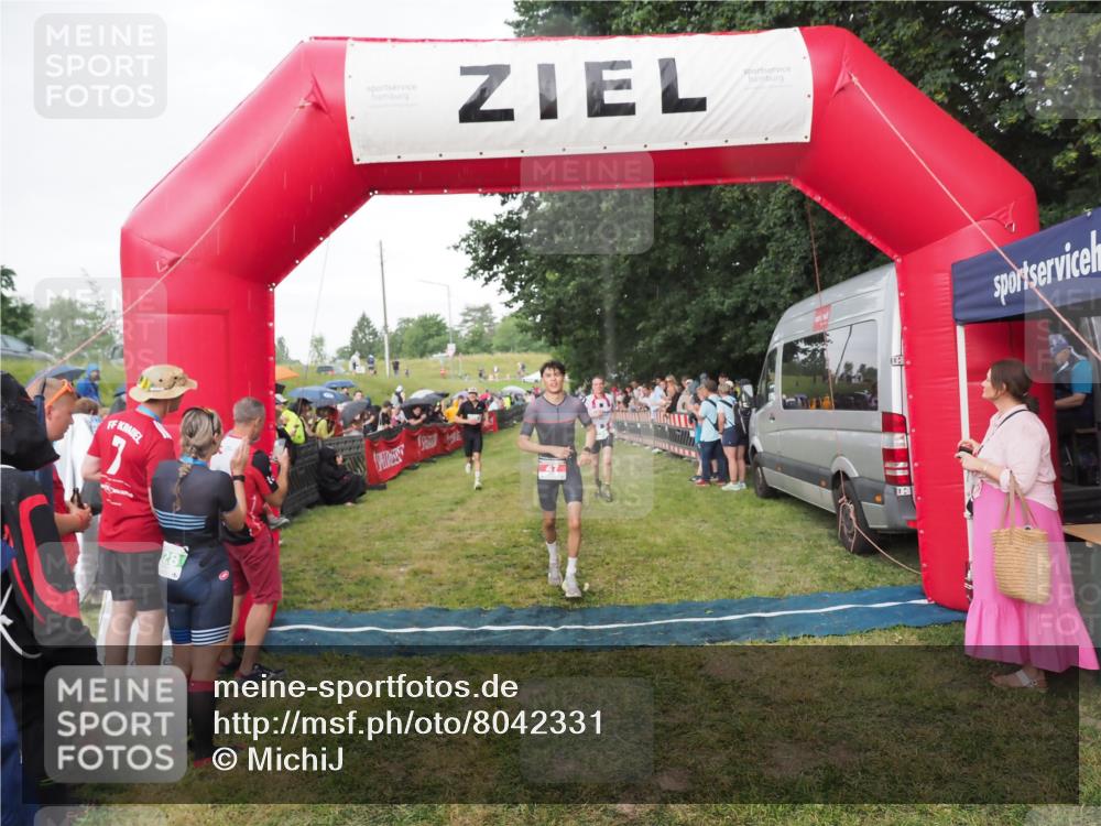 21.06.2025 - 27. Vierlanden-Triathlon MichiJ http://msf.ph/oto/8042331 15.06.2026 13:34:03 Ziel 47, 734, 857 meine-sportfotos.de