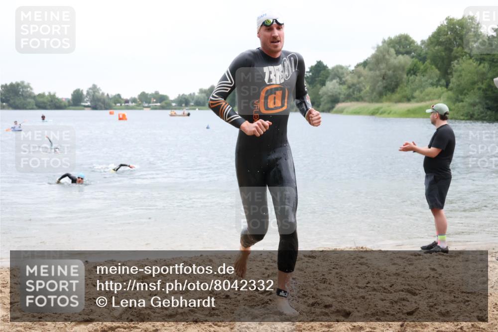 21.06.2025 - 27. Vierlanden-Triathlon Lena Gebhardt http://msf.ph/oto/8042332 15.06.2025 13:20:24 Schwimmen 1277, 1304, 1315 meine-sportfotos.de