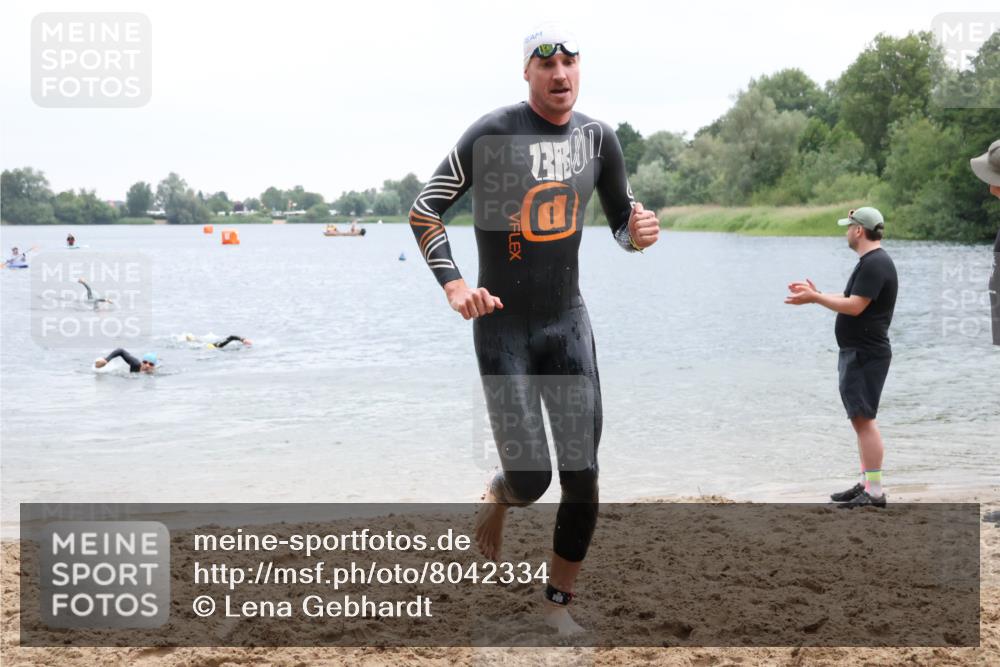 21.06.2025 - 27. Vierlanden-Triathlon Lena Gebhardt http://msf.ph/oto/8042334 15.06.2025 13:20:24 Schwimmen 1277, 1304, 1315 meine-sportfotos.de