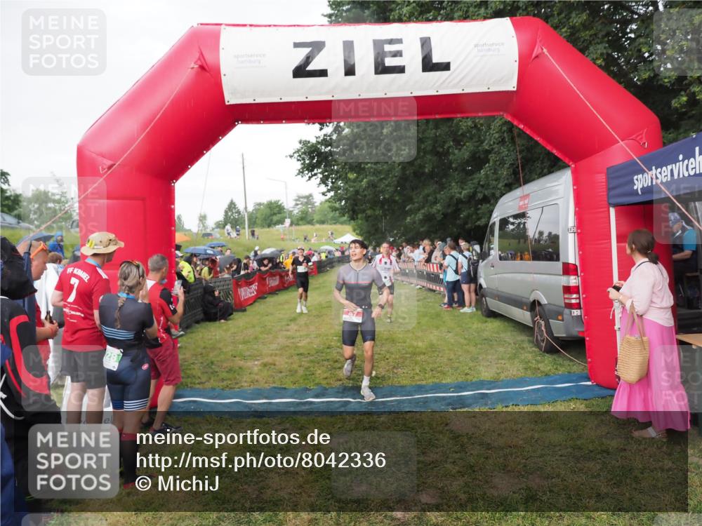 21.06.2025 - 27. Vierlanden-Triathlon MichiJ http://msf.ph/oto/8042336 15.06.2026 13:34:04 Ziel 47, 734, 857 meine-sportfotos.de