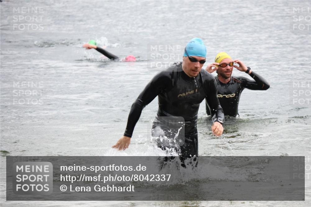 21.06.2025 - 27. Vierlanden-Triathlon Lena Gebhardt http://msf.ph/oto/8042337 15.06.2025 13:20:30 Schwimmen 1247, 1277, 1304, 1315 meine-sportfotos.de