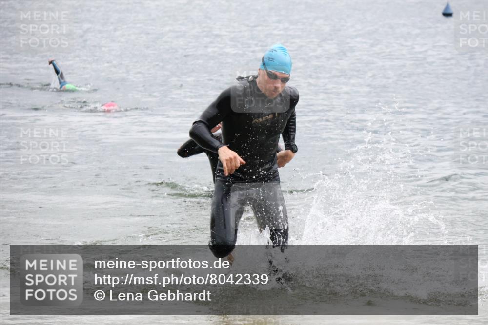 21.06.2025 - 27. Vierlanden-Triathlon Lena Gebhardt http://msf.ph/oto/8042339 15.06.2025 13:20:30 Schwimmen 1247, 1277, 1304, 1315 meine-sportfotos.de