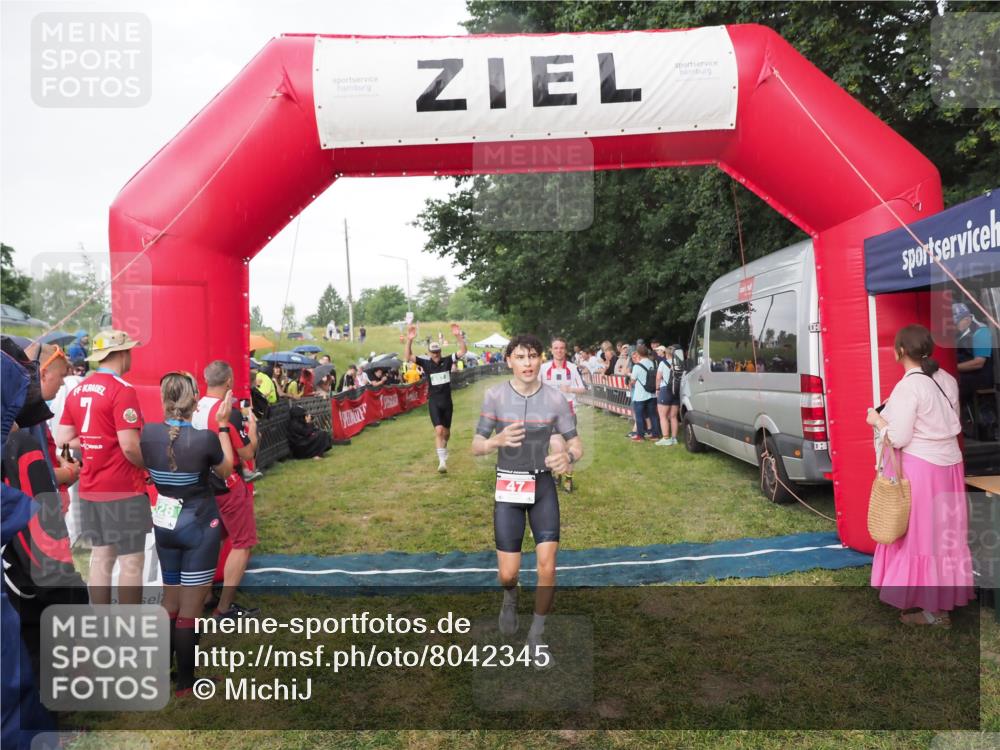 21.06.2025 - 27. Vierlanden-Triathlon MichiJ http://msf.ph/oto/8042345 15.06.2026 13:34:04 Ziel 47, 734, 857 meine-sportfotos.de