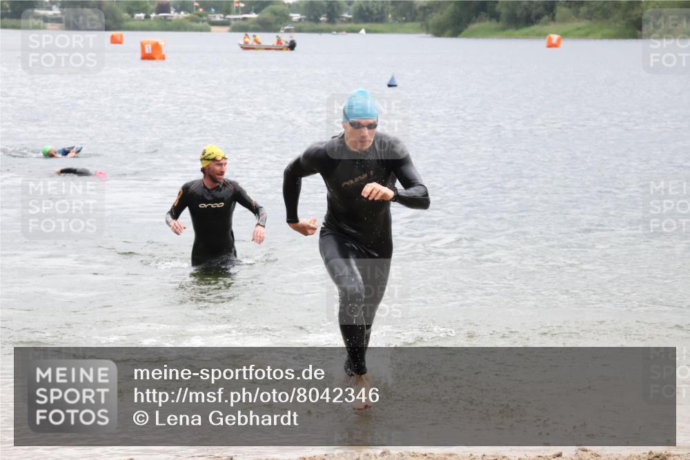 21.06.2025 - 27. Vierlanden-Triathlon Lena Gebhardt http://msf.ph/oto/8042346 15.06.2025 13:20:31 Schwimmen 1247, 1277, 1315 meine-sportfotos.de