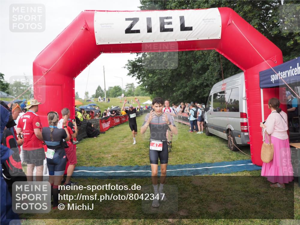 21.06.2025 - 27. Vierlanden-Triathlon MichiJ http://msf.ph/oto/8042347 15.06.2026 13:34:05 Ziel 47, 734, 857 meine-sportfotos.de