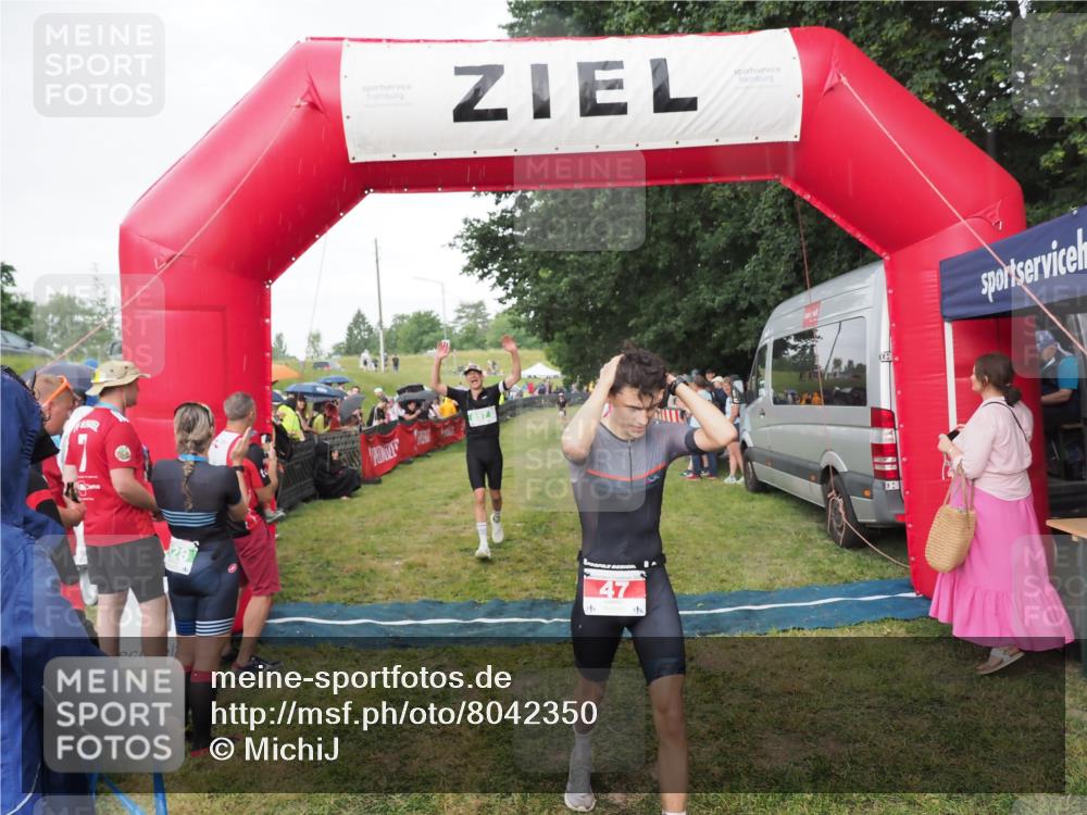 21.06.2025 - 27. Vierlanden-Triathlon MichiJ http://msf.ph/oto/8042350 15.06.2026 13:34:05 Ziel 47, 734, 857 meine-sportfotos.de