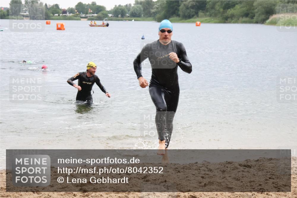21.06.2025 - 27. Vierlanden-Triathlon Lena Gebhardt http://msf.ph/oto/8042352 15.06.2025 13:20:32 Schwimmen 1247, 1277, 1315 meine-sportfotos.de