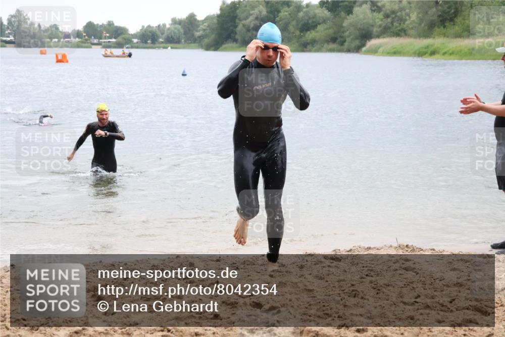21.06.2025 - 27. Vierlanden-Triathlon Lena Gebhardt http://msf.ph/oto/8042354 15.06.2025 13:20:33 Schwimmen 1247, 1277, 1315 meine-sportfotos.de