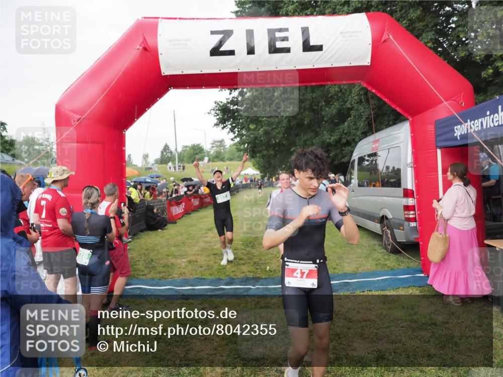 21.06.2025 - 27. Vierlanden-Triathlon MichiJ http://msf.ph/oto/8042355 15.06.2026 13:34:05 Ziel 47, 734, 857 meine-sportfotos.de