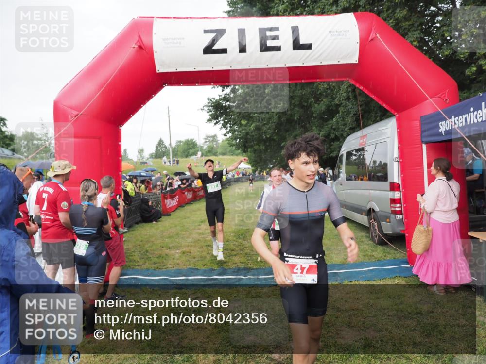 21.06.2025 - 27. Vierlanden-Triathlon MichiJ http://msf.ph/oto/8042356 15.06.2026 13:34:06 Ziel 47, 734, 857 meine-sportfotos.de
