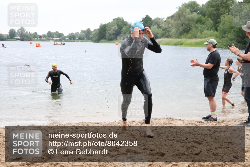 21.06.2025 - 27. Vierlanden-Triathlon Lena Gebhardt http://msf.ph/oto/8042358 15.06.2025 13:20:33 Schwimmen 1247, 1277, 1315 meine-sportfotos.de