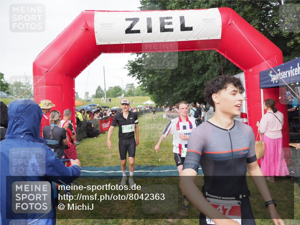 21.06.2025 - 27. Vierlanden-Triathlon MichiJ http://msf.ph/oto/8042363 15.06.2026 13:34:06 Ziel 47, 734, 857 meine-sportfotos.de