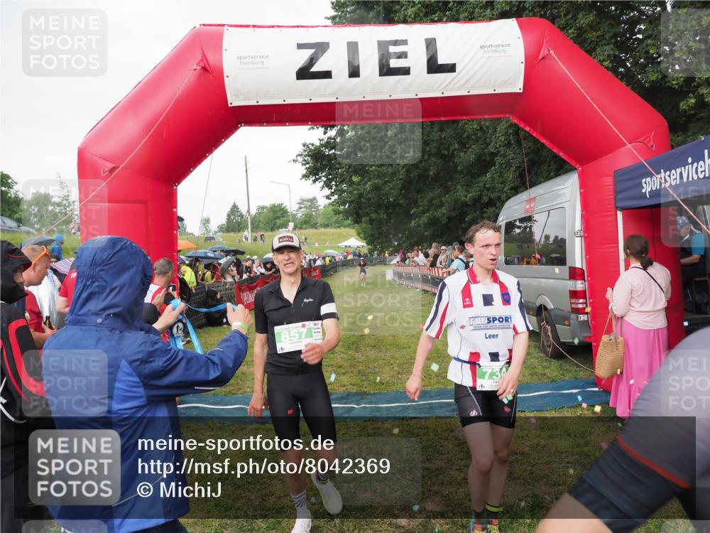 21.06.2025 - 27. Vierlanden-Triathlon MichiJ http://msf.ph/oto/8042369 15.06.2026 13:34:07 Ziel 47, 734, 857 meine-sportfotos.de