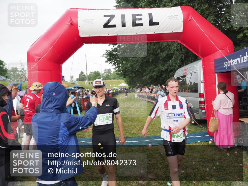 21.06.2025 - 27. Vierlanden-Triathlon MichiJ http://msf.ph/oto/8042373 15.06.2026 13:34:07 Ziel 47, 734, 857 meine-sportfotos.de