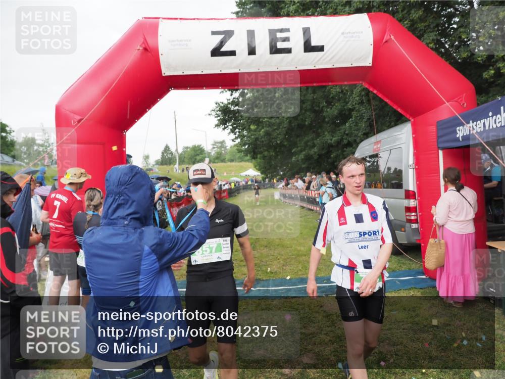21.06.2025 - 27. Vierlanden-Triathlon MichiJ http://msf.ph/oto/8042375 15.06.2026 13:34:07 Ziel 47, 734, 857 meine-sportfotos.de