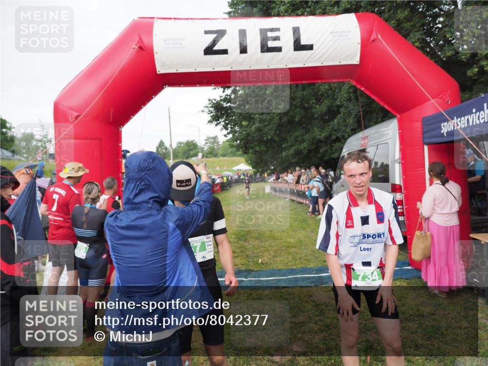 21.06.2025 - 27. Vierlanden-Triathlon MichiJ http://msf.ph/oto/8042377 15.06.2026 13:34:08 Ziel 47, 734, 857 meine-sportfotos.de