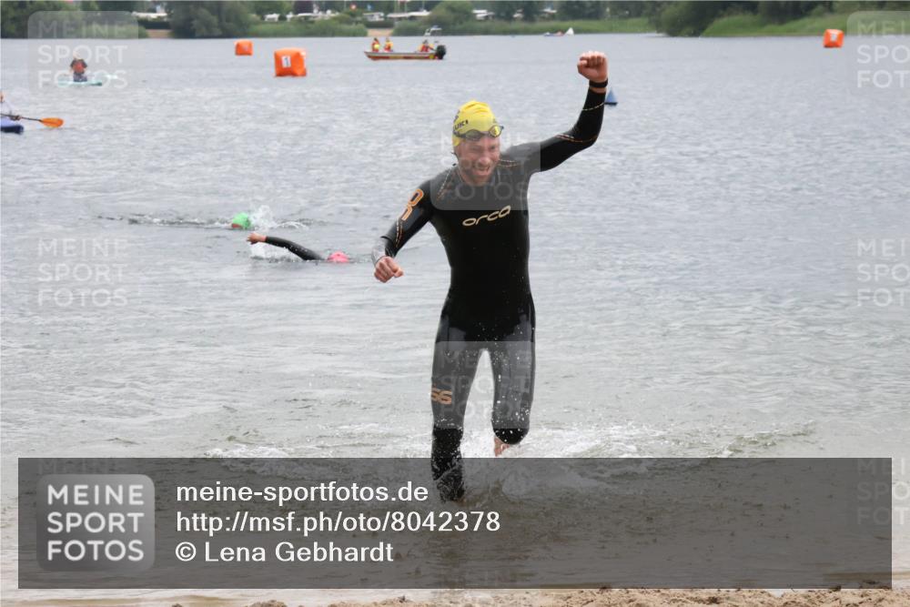21.06.2025 - 27. Vierlanden-Triathlon Lena Gebhardt http://msf.ph/oto/8042378 15.06.2025 13:20:36 Schwimmen 1247, 1315 meine-sportfotos.de