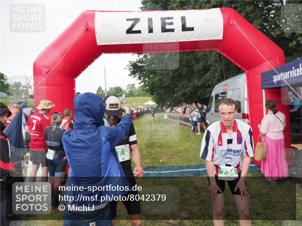 21.06.2025 - 27. Vierlanden-Triathlon MichiJ http://msf.ph/oto/8042379 15.06.2026 13:34:08 Ziel 47, 734, 857 meine-sportfotos.de